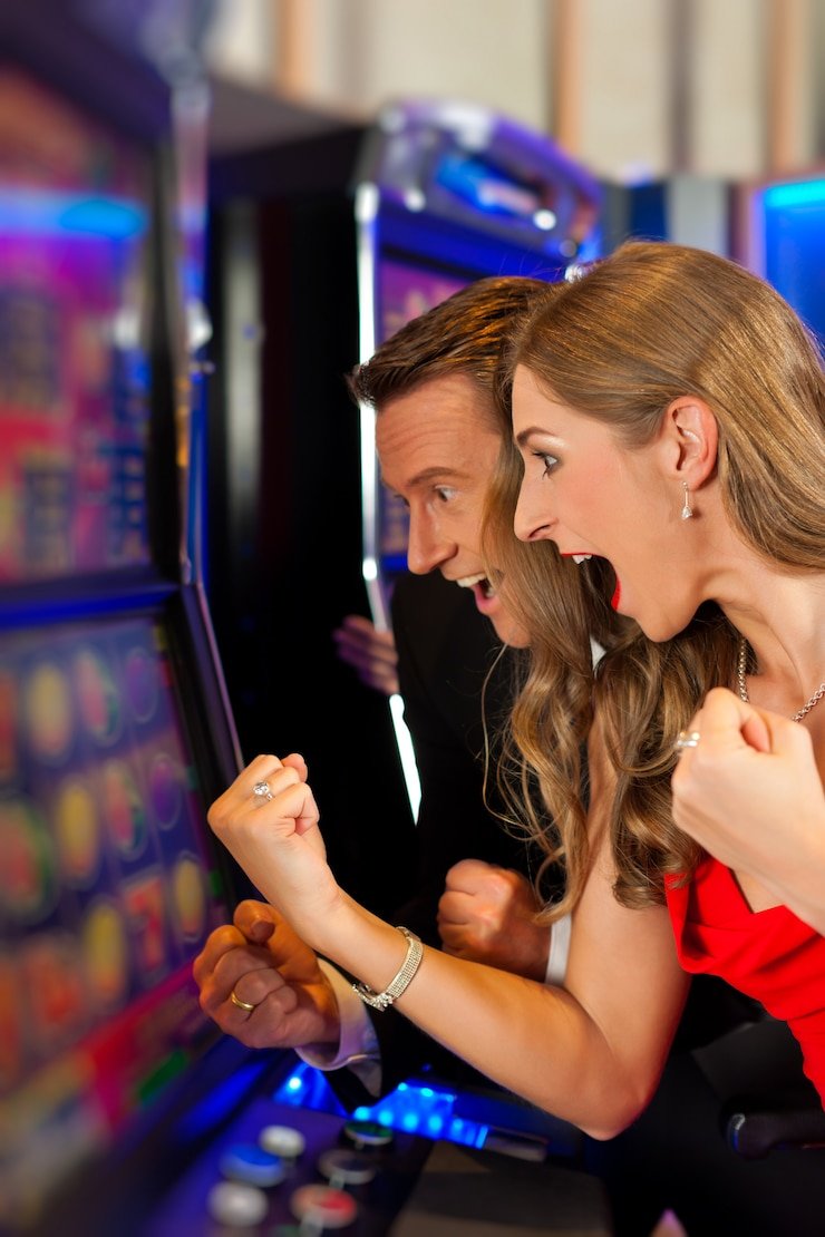Antarmuka aplikasi mobile rgo poker menampilkan permainan slot dan live dealer